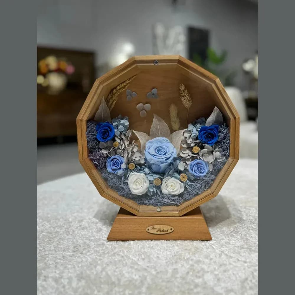 رز جاودان در قاب چوبی