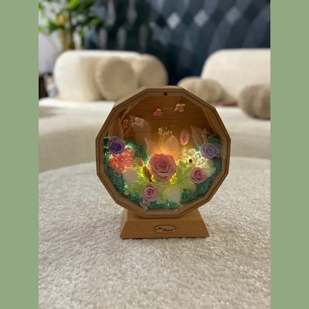 رز جاودان در قاب چوبی